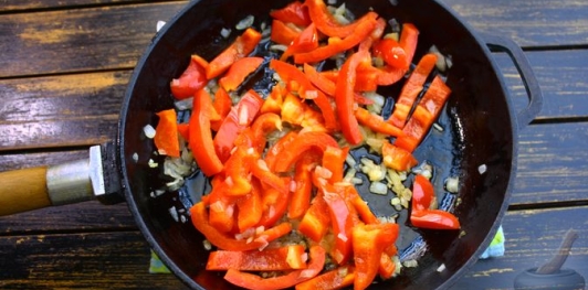 Фото приготовления рецепта: Молодой картофель с кабачками и сладким перцем (на сковороде) - шаг №8