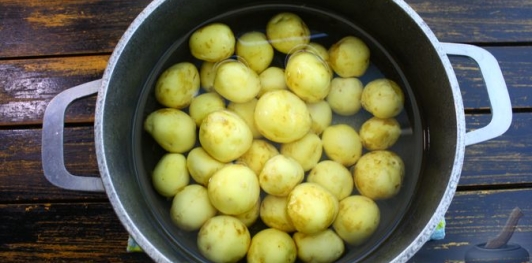 Фото приготовления рецепта: Молодой картофель с кабачками и сладким перцем (на сковороде) - шаг №3