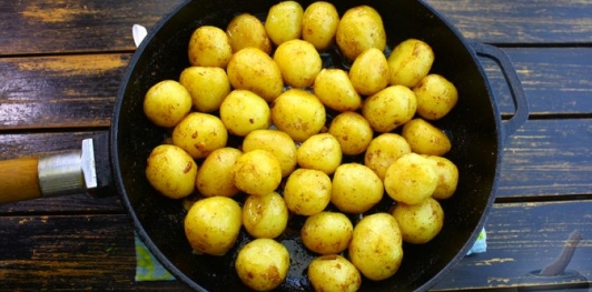 Фото приготовления рецепта: Молодой картофель с кабачками и сладким перцем (на сковороде) - шаг №16