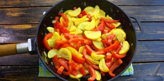 Фото приготовления рецепта: Молодой картофель с кабачками и сладким перцем (на сковороде) - шаг №10