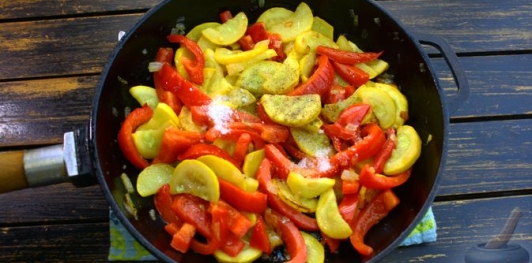 Фото приготовления рецепта: Молодой картофель с кабачками и сладким перцем (на сковороде) - шаг №11