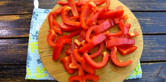 Фото приготовления рецепта: Молодой картофель с кабачками и сладким перцем (на сковороде) - шаг №6