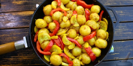 Фото приготовления рецепта: Молодой картофель с кабачками и сладким перцем (на сковороде) - шаг №17
