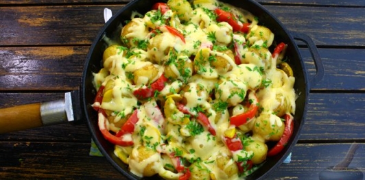 Фото приготовления рецепта: Молодой картофель с кабачками и сладким перцем (на сковороде) - шаг №21