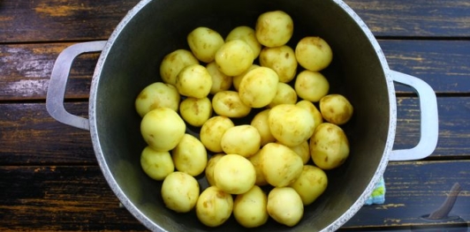 Фото приготовления рецепта: Молодой картофель с кабачками и сладким перцем (на сковороде) - шаг №2