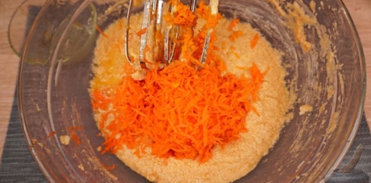 Фото приготовления рецепта: Морковно-апельсиновый кекс с цукатами - шаг №11