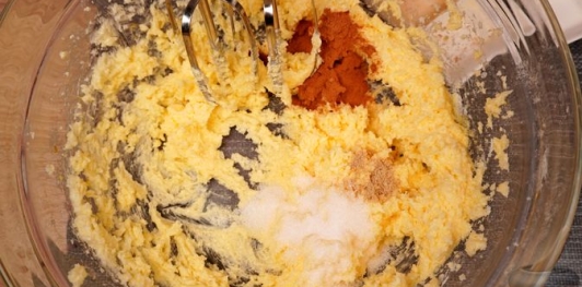 Фото приготовления рецепта: Морковно-апельсиновый кекс с цукатами - шаг №8