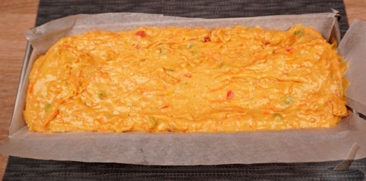 Фото приготовления рецепта: Морковно-апельсиновый кекс с цукатами - шаг №16