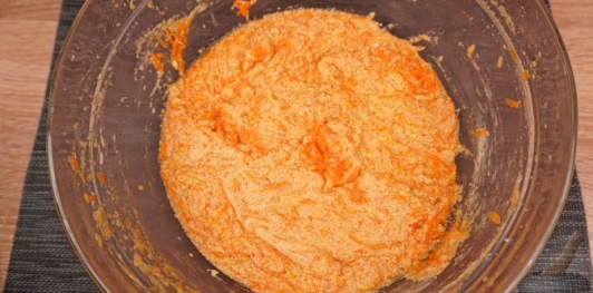 Фото приготовления рецепта: Морковно-апельсиновый кекс с цукатами - шаг №12