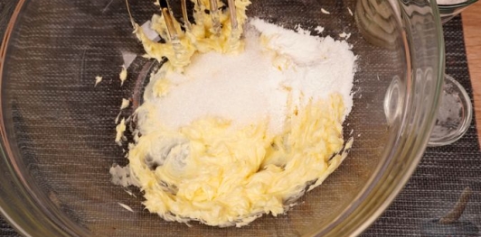 Фото приготовления рецепта: Морковно-апельсиновый кекс с цукатами - шаг №5