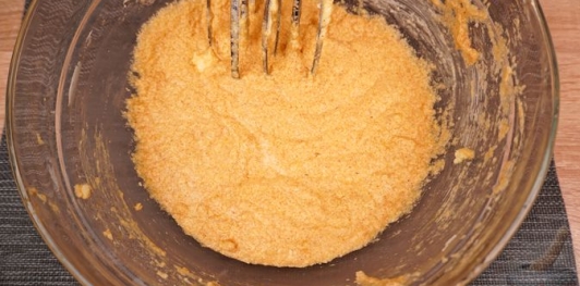 Фото приготовления рецепта: Морковно-апельсиновый кекс с цукатами - шаг №9