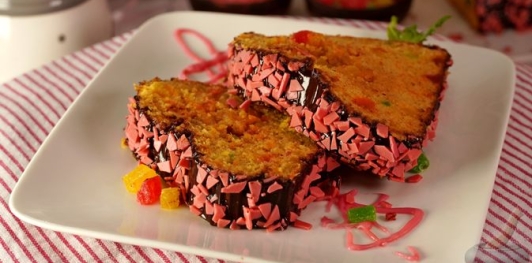 Фото приготовления рецепта: Морковно-апельсиновый кекс с цукатами - шаг №23