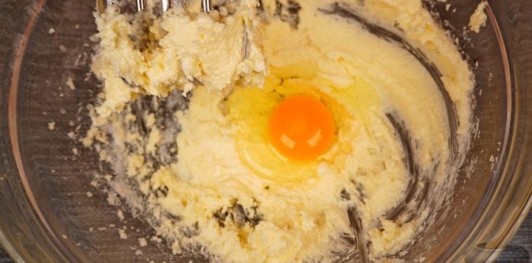 Фото приготовления рецепта: Морковно-апельсиновый кекс с цукатами - шаг №7