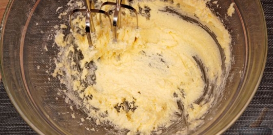 Фото приготовления рецепта: Морковно-апельсиновый кекс с цукатами - шаг №6