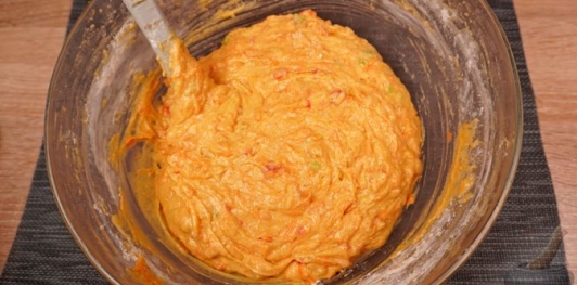 Фото приготовления рецепта: Морковно-апельсиновый кекс с цукатами - шаг №15