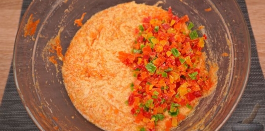 Фото приготовления рецепта: Морковно-апельсиновый кекс с цукатами - шаг №13