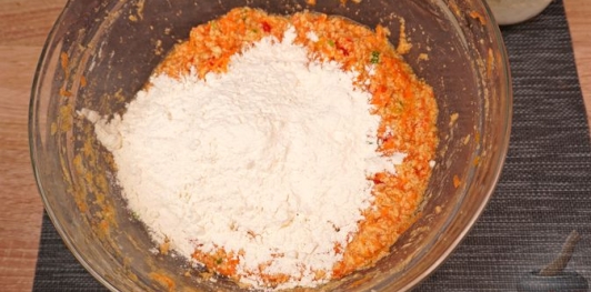 Фото приготовления рецепта: Морковно-апельсиновый кекс с цукатами - шаг №14