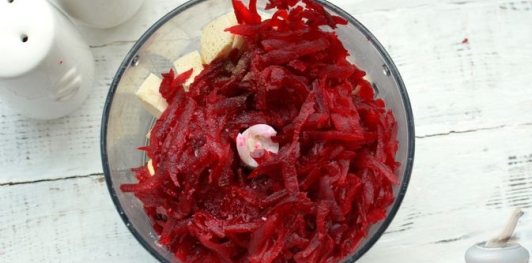 Фото приготовления рецепта: Намазка из сельди со свёклой и плавленым сыром - шаг №5