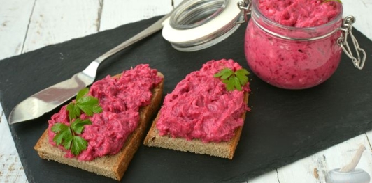 Фото приготовления рецепта: Намазка из сельди со свёклой и плавленым сыром - шаг №8