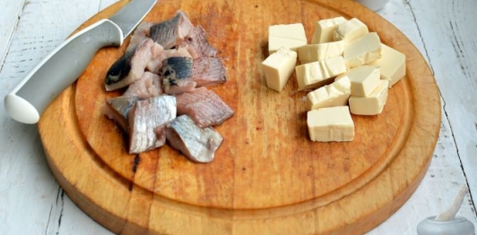 Фото приготовления рецепта: Намазка из сельди со свёклой и плавленым сыром - шаг №3