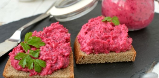 Фото приготовления рецепта: Намазка из сельди со свёклой и плавленым сыром - шаг №9