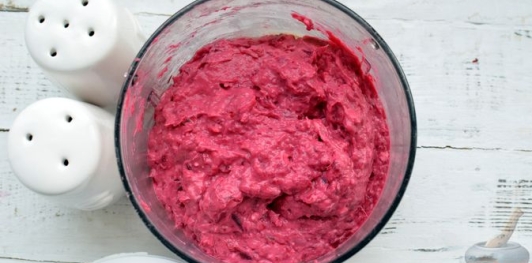 Фото приготовления рецепта: Намазка из сельди со свёклой и плавленым сыром - шаг №6