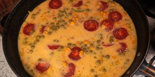 Фото приготовления рецепта: Омлет с овощами - шаг №11