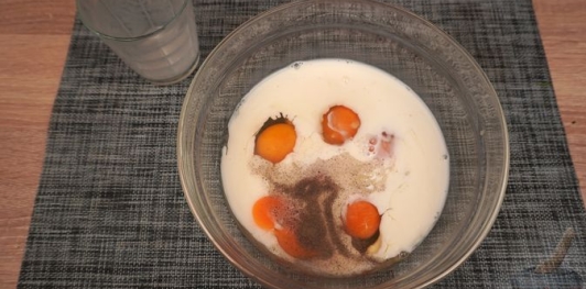 Фото приготовления рецепта: Омлет с овощами - шаг №2