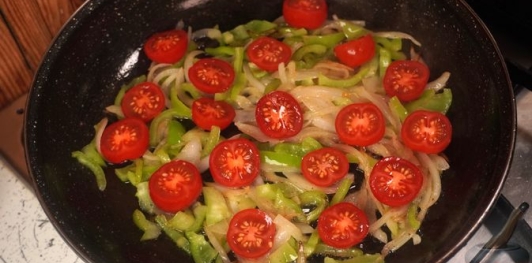 Фото приготовления рецепта: Омлет с овощами - шаг №9