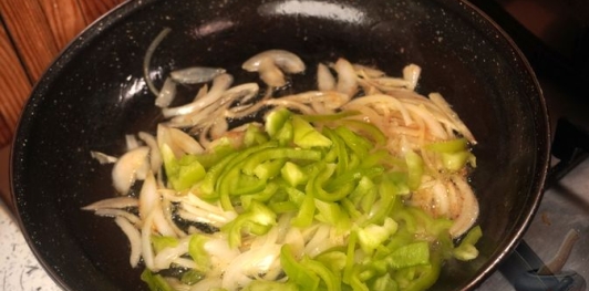 Фото приготовления рецепта: Омлет с овощами - шаг №7