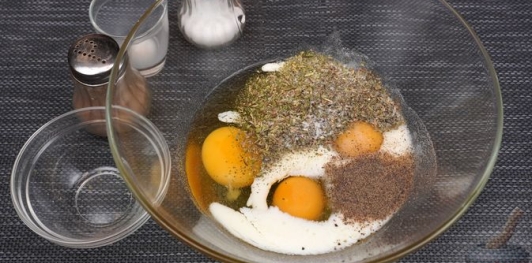 Фото приготовления рецепта: Омлет с помидорами, перцем и фетой - шаг №2