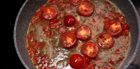 Фото приготовления рецепта: Омлет с помидорами, перцем и фетой - шаг №7