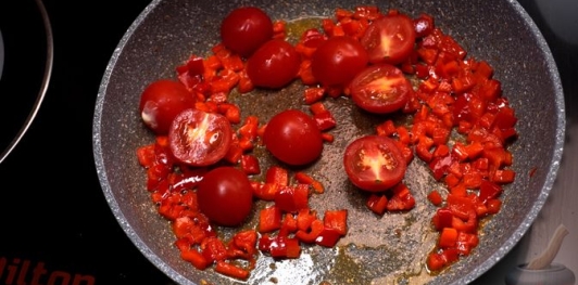 Фото приготовления рецепта: Омлет с помидорами, перцем и фетой - шаг №6