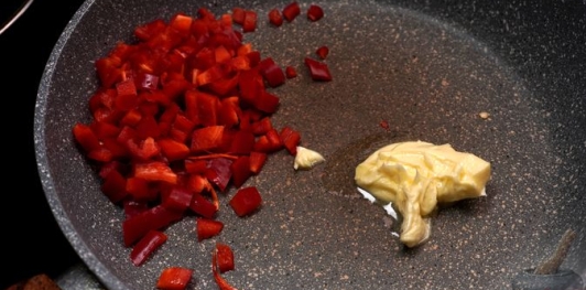 Фото приготовления рецепта: Омлет с помидорами, перцем и фетой - шаг №5