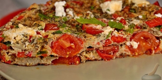 Фото приготовления рецепта: Омлет с помидорами, перцем и фетой - шаг №11