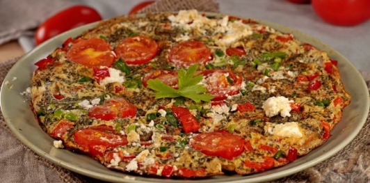 Фото приготовления рецепта: Омлет с помидорами, перцем и фетой - шаг №10