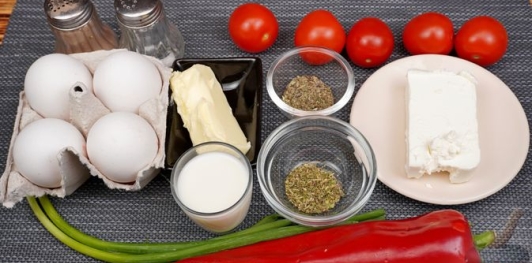 Фото приготовления рецепта: Омлет с помидорами, перцем и фетой - шаг №1