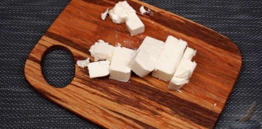 Фото приготовления рецепта: Омлет с помидорами, перцем и фетой - шаг №4