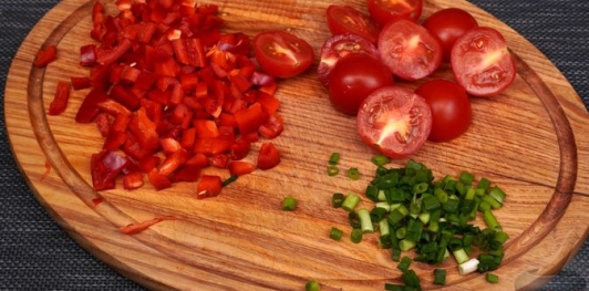 Фото приготовления рецепта: Омлет с помидорами, перцем и фетой - шаг №3