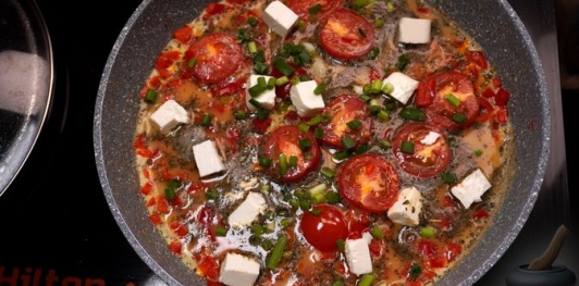 Фото приготовления рецепта: Омлет с помидорами, перцем и фетой - шаг №8