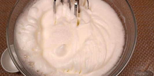 Фото приготовления рецепта: Ореховый торт с кофейным кремом - шаг №5