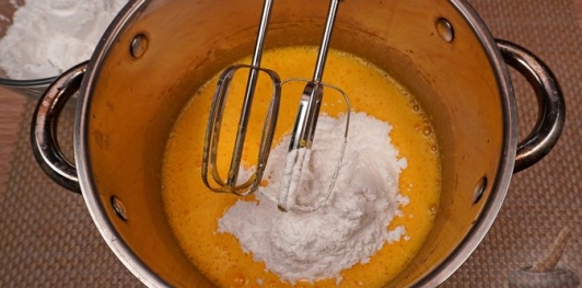 Фото приготовления рецепта: Ореховый торт с кофейным кремом - шаг №15