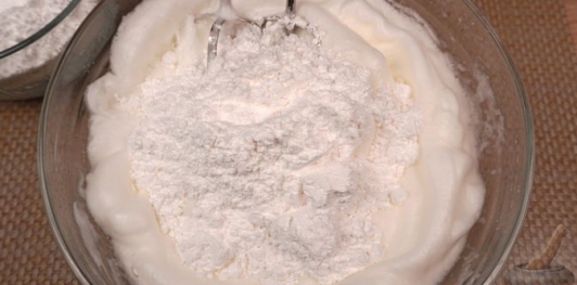 Фото приготовления рецепта: Ореховый торт с кофейным кремом - шаг №6