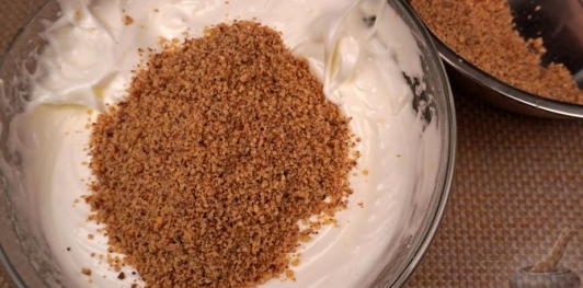 Фото приготовления рецепта: Ореховый торт с кофейным кремом - шаг №9