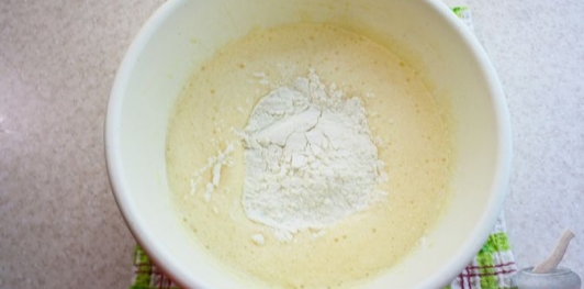 Фото приготовления рецепта: Открытый пирог-блин с карамелизированными яблоками и корицей - шаг №10