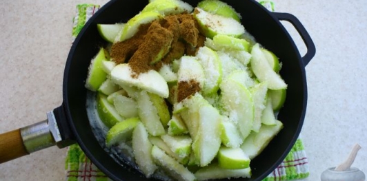 Фото приготовления рецепта: Открытый пирог-блин с карамелизированными яблоками и корицей - шаг №5