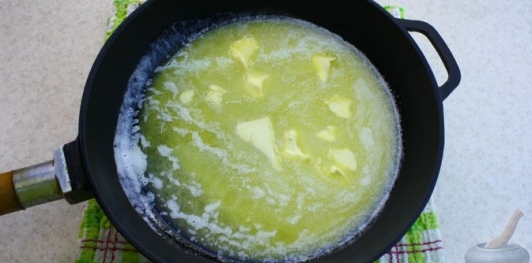 Фото приготовления рецепта: Открытый пирог-блин с карамелизированными яблоками и корицей - шаг №4