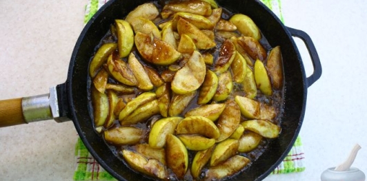 Фото приготовления рецепта: Открытый пирог-блин с карамелизированными яблоками и корицей - шаг №7