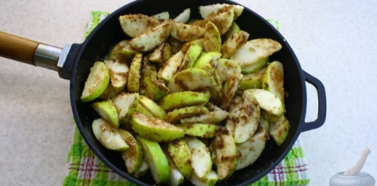 Фото приготовления рецепта: Открытый пирог-блин с карамелизированными яблоками и корицей - шаг №6