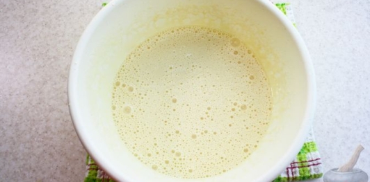 Фото приготовления рецепта: Открытый пирог-блин с карамелизированными яблоками и корицей - шаг №11